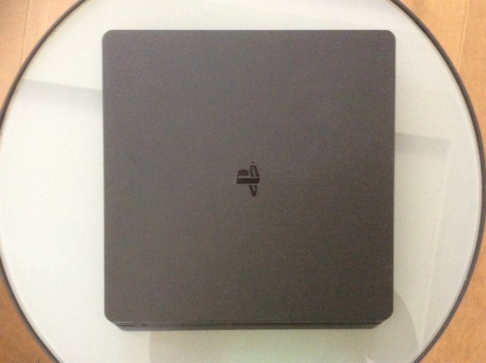 Продавам Playstation 4 slim