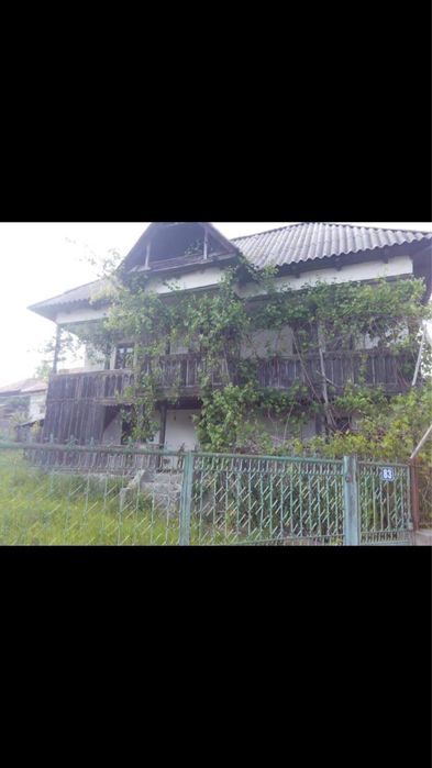 Vând casă bătrânească cu anexe plus teren