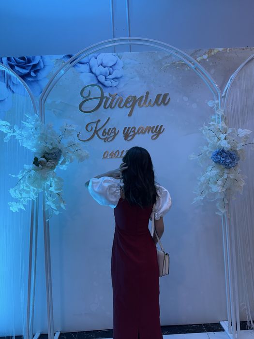 платье нарядное.