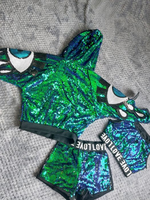 Costum de dans strălucitor cu paiete
