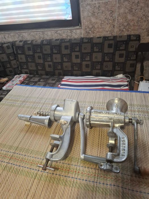 Компшект Машинка за мелене на месо номер 8 -кайма и машинка за сок.