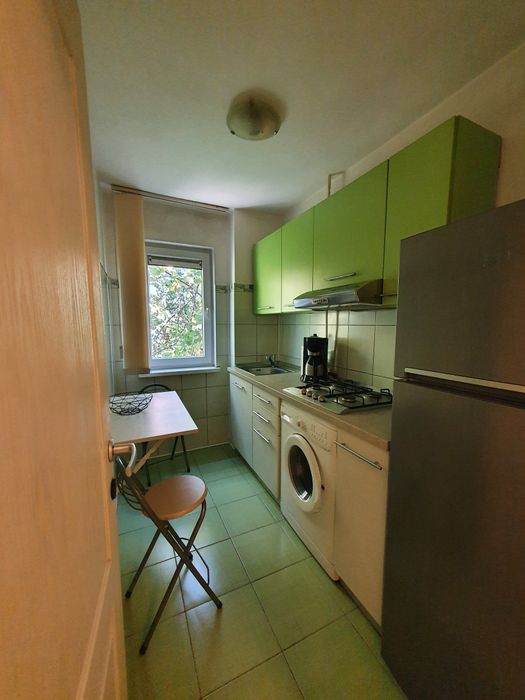 Închiriez apartament  pe Romanilor