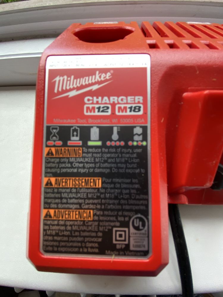 Vand incarcatoare Milwaukee dual noi