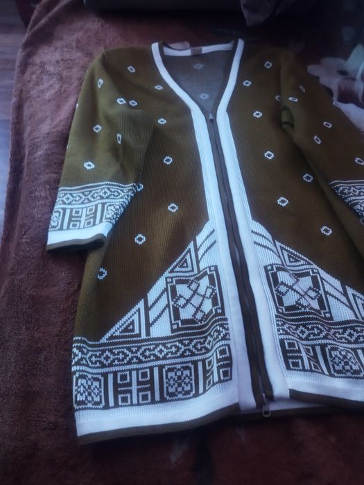 Продается джемпер 50-52 Размер , почти не поношение,5000тг