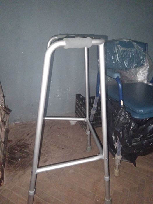 Cadru de mers ține 100 kg