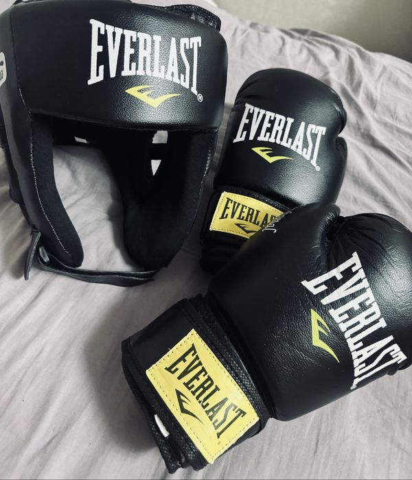 Боксерские перчатки и шлем