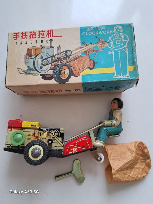 Jucărie veche china este in cutia originala perfectă stare