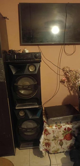 Vând urgent boxe Sony cu tot cu amplificator profesional phonic