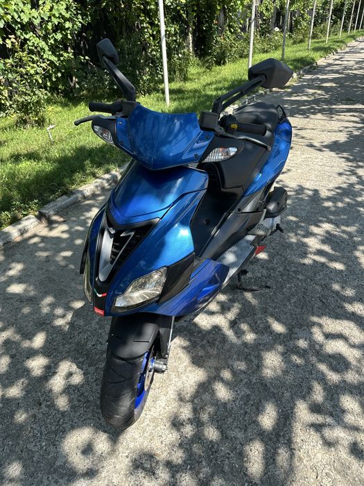 Scuter aprilia sr 50 .Dezmembrez sau vand in intregime