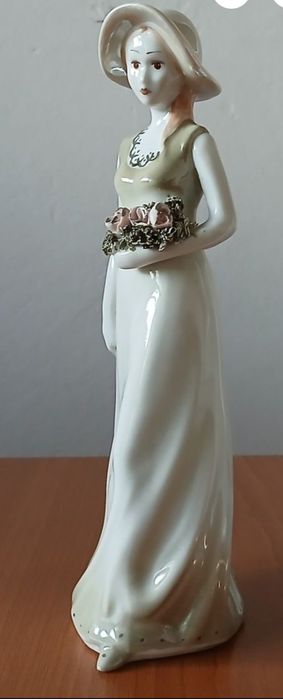 Bibelou, femeie cu flori, fabricat in Romania
