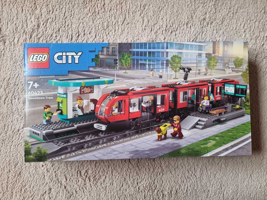 LEGO City 60423 Statie si tramvai in centrul orasului, 811 piese