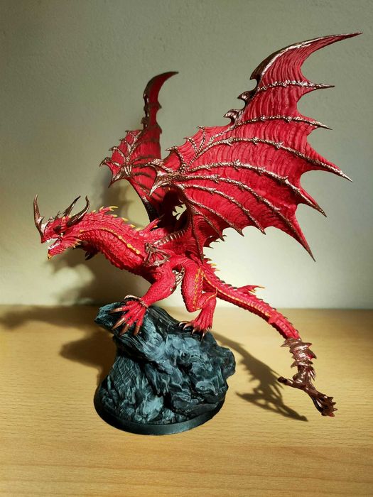 Statuetă de dragon imprimată 3D din rășină.