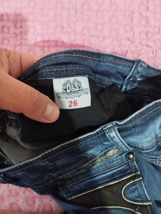 Женские джинсы по 50 тысяч каждые.