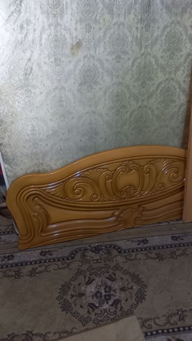 Кровать большая..
