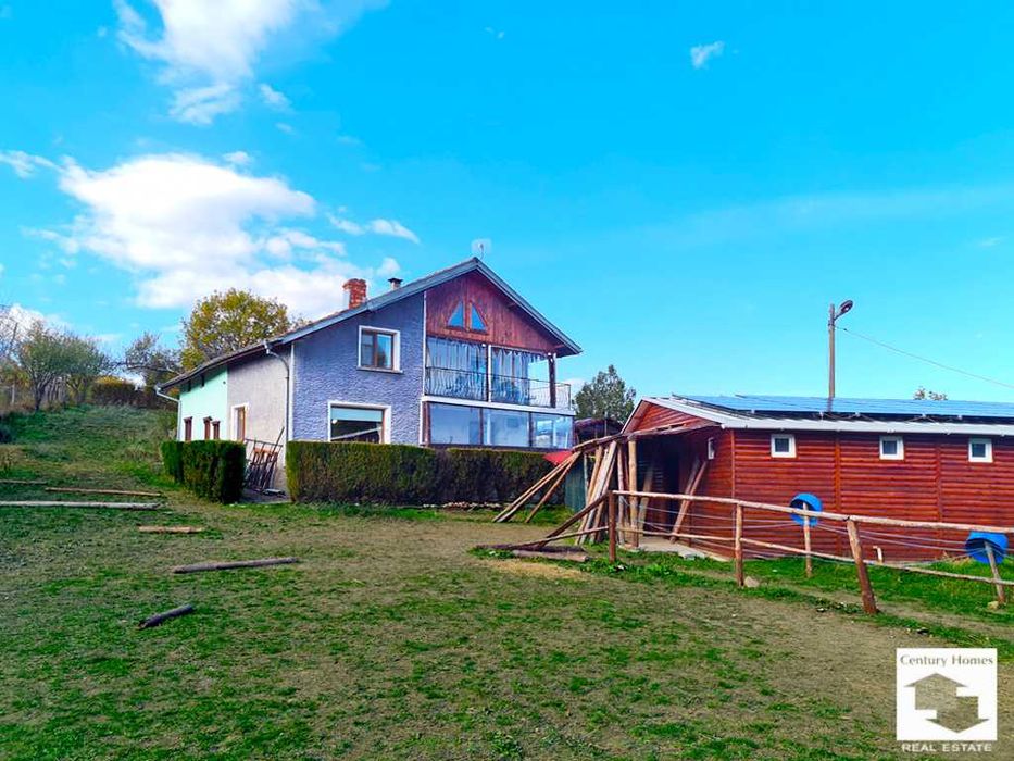 Просторен планински имот с двуетажна къща и конюшня в с. Столът