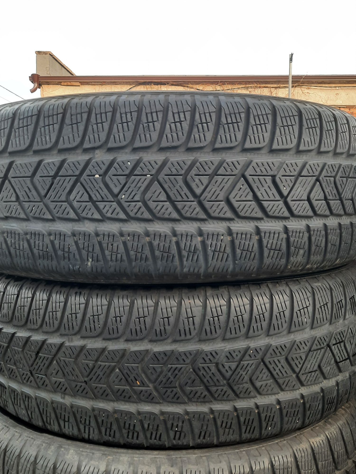 4 Броя 215/65/17 Pirelli 2x6mm 2x5,2mm