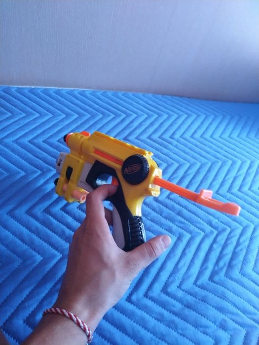 Продавам пистолет NERF с лазер!