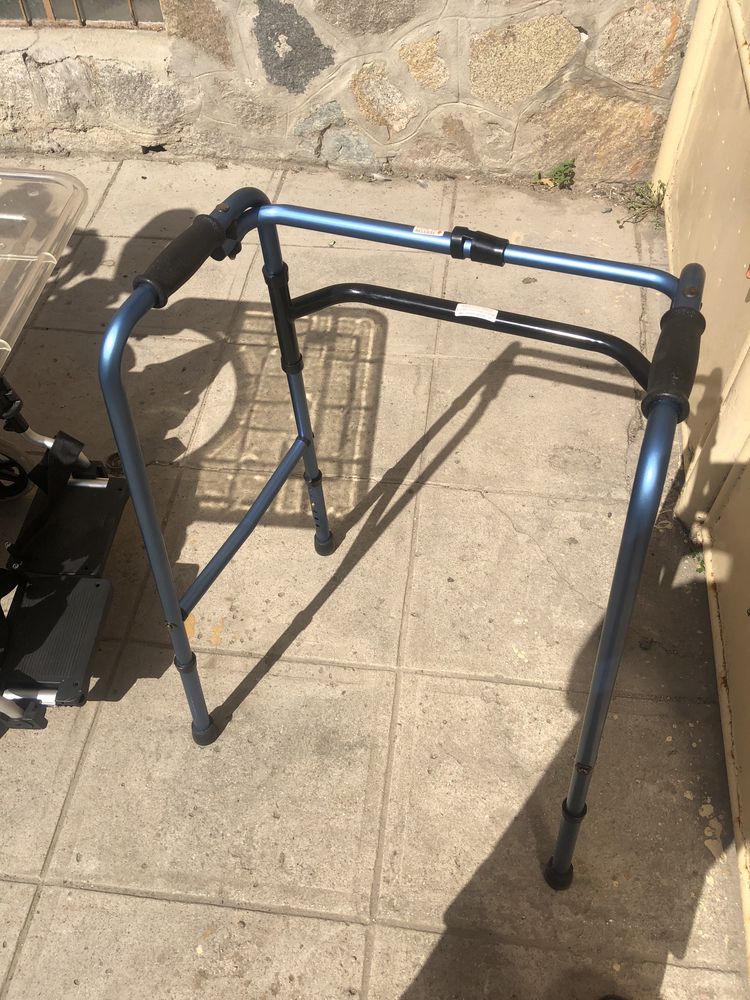 Scaun cu rotile pentru oameni cu dizabilități