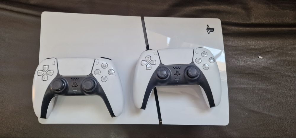 Vand PlayStation 5 cu 2 Controale