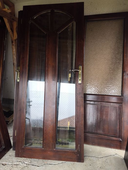 Врати от масивен чам