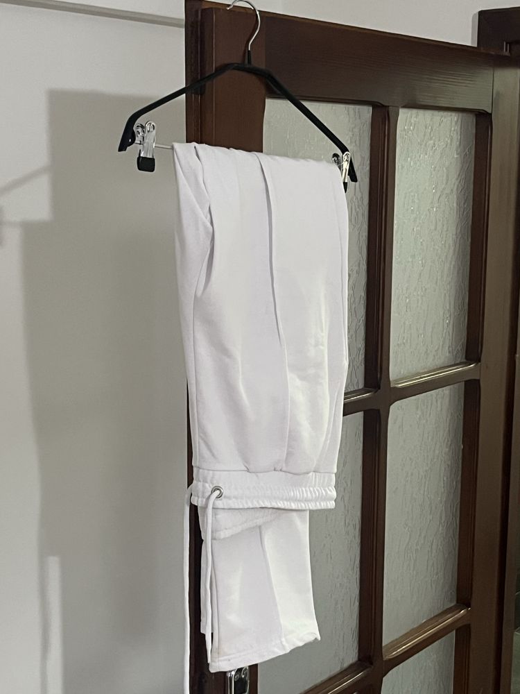 Pantaloni flared, alb simplu, cu design in dungi, Impecabil !