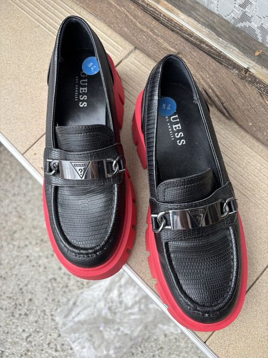 Дамски лоуфъру GUESS