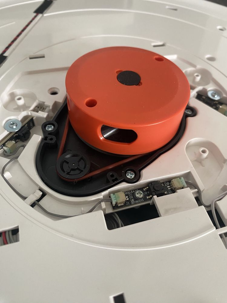 Робот пылесос Xiaomi YM-R1D-W03 на запчасти.