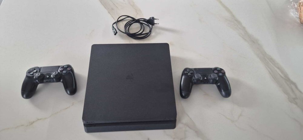 PlayStation 4 Pro 1TB + 2 контролера