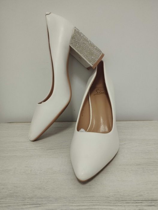 Oq oyoq kiyim sfati yaxwi