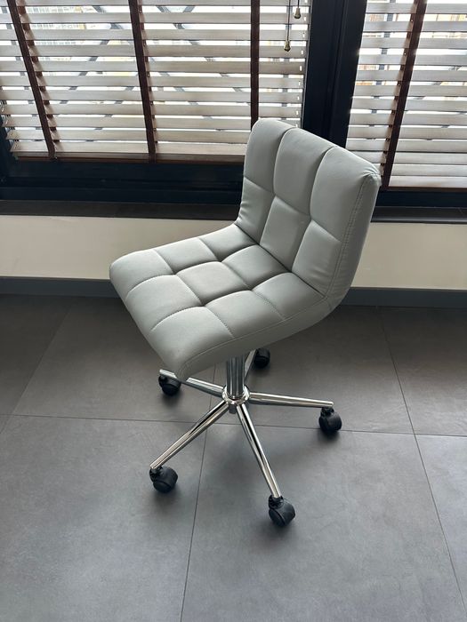 Сив Стол на колелца Queens с безплатна доставка и 2г гаранция