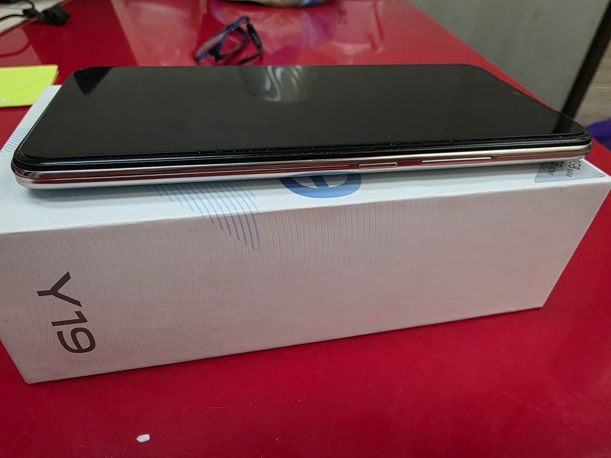 Телефон Vivo Y 19