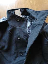 Късо черно палто с качулка