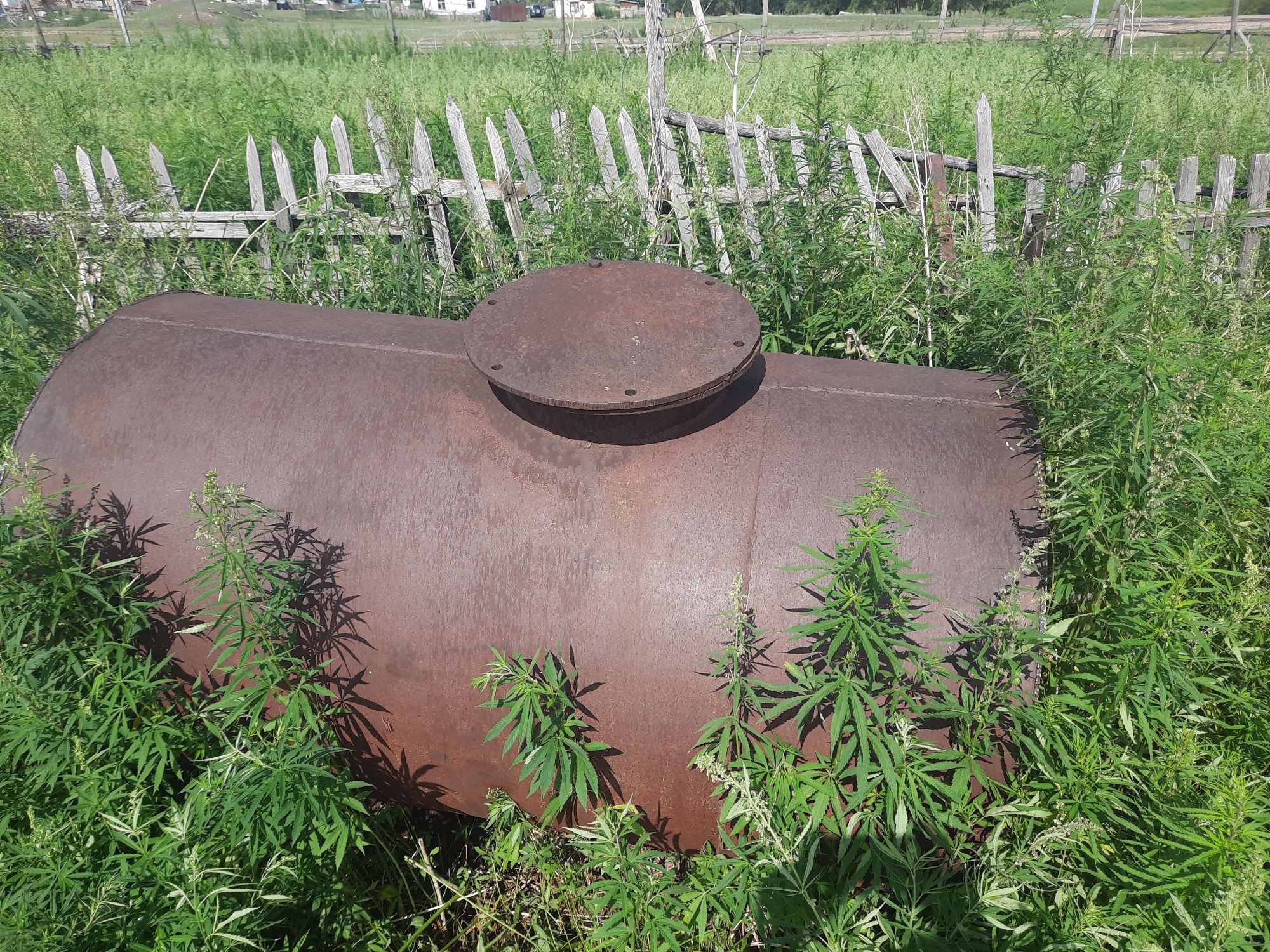 Продам бочку железную 1000 литровую с крышкаи краиником