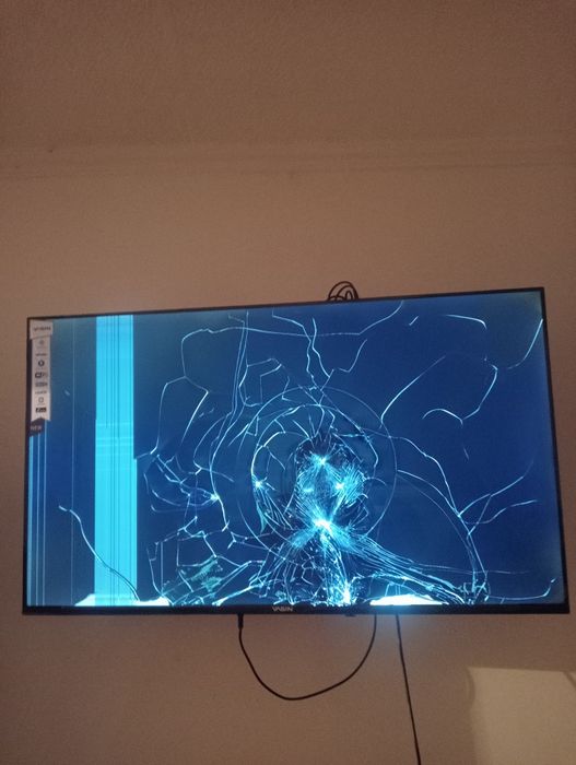 Продаю телевизор на запчасть  новые сломанный экран