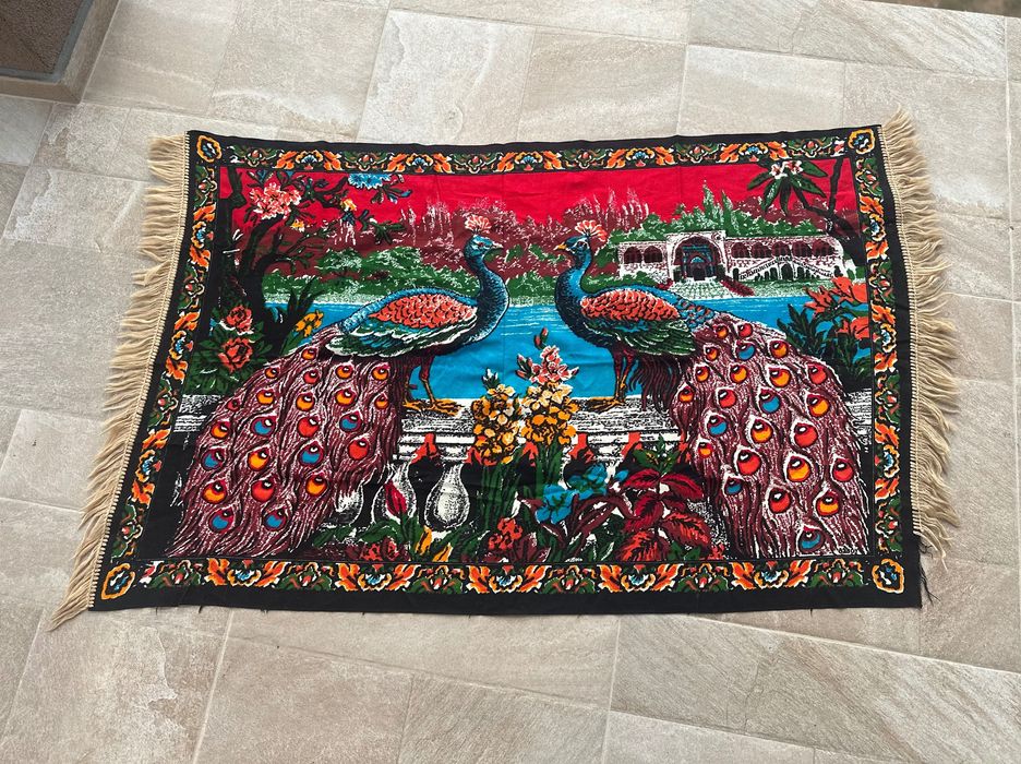 Продавам декоративен килим / кавьор с пауни – ръчна изработка