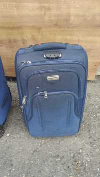 Продам чемоданы синего цвета