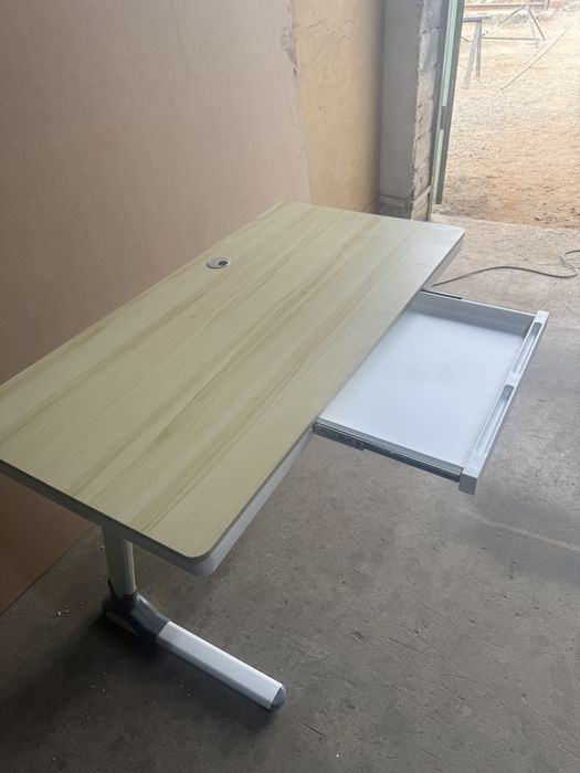 Zamonaviy kompyuter stoli-120x60. Uy va ofis uchun qulay.