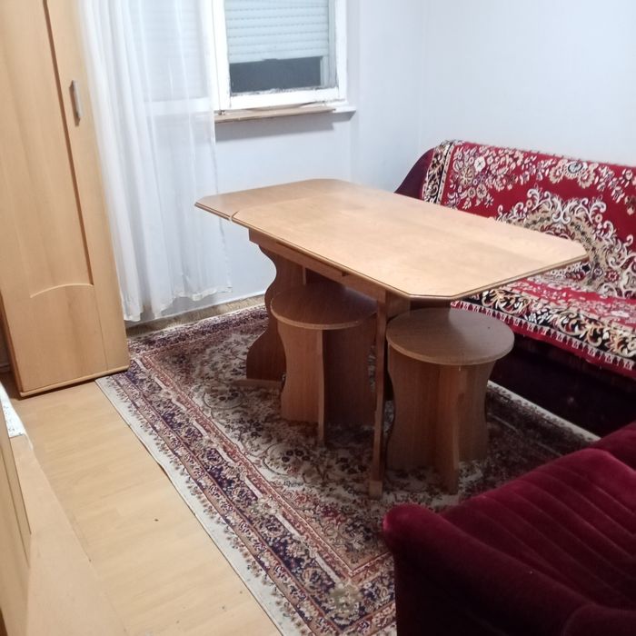 Masă de lemn cu două scaune bonus.