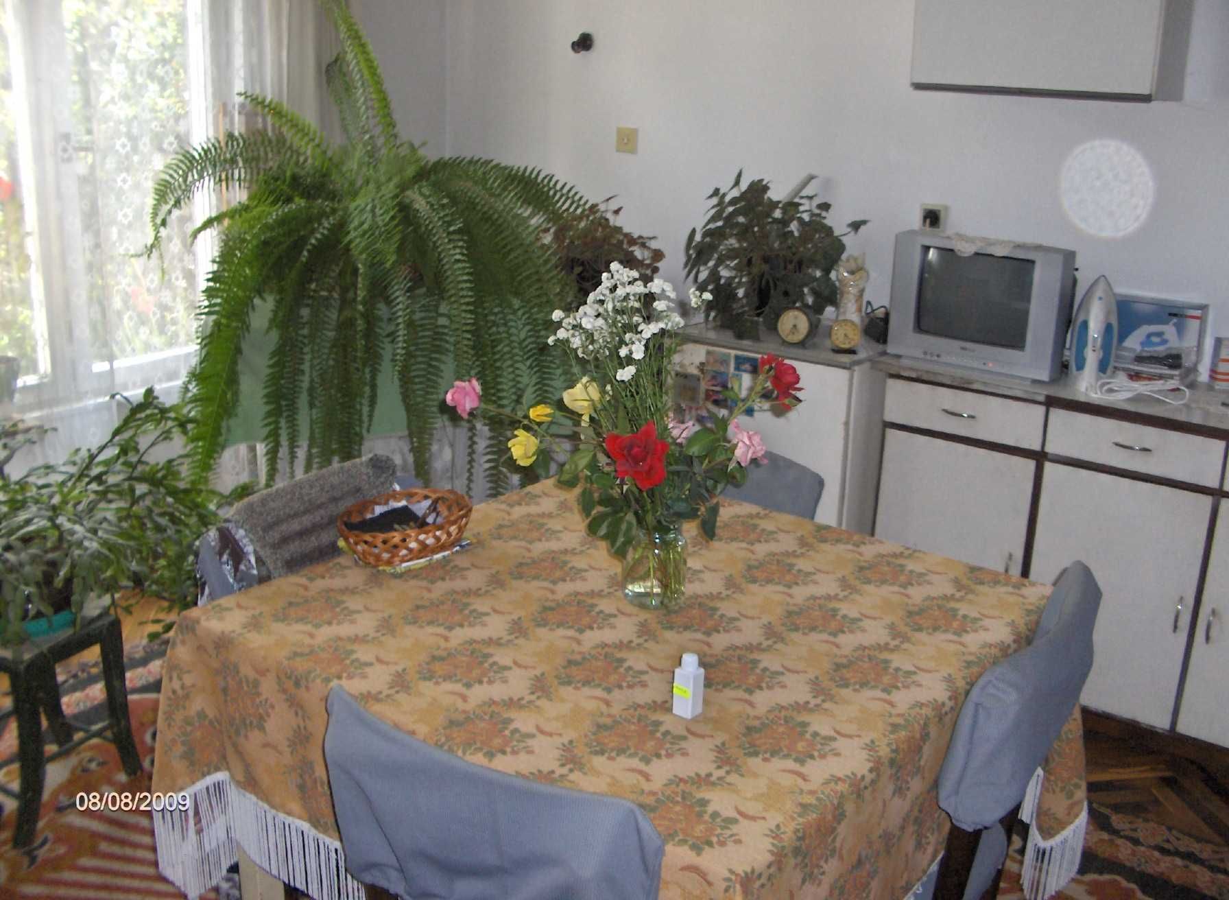 двуетажна къща с дворно място