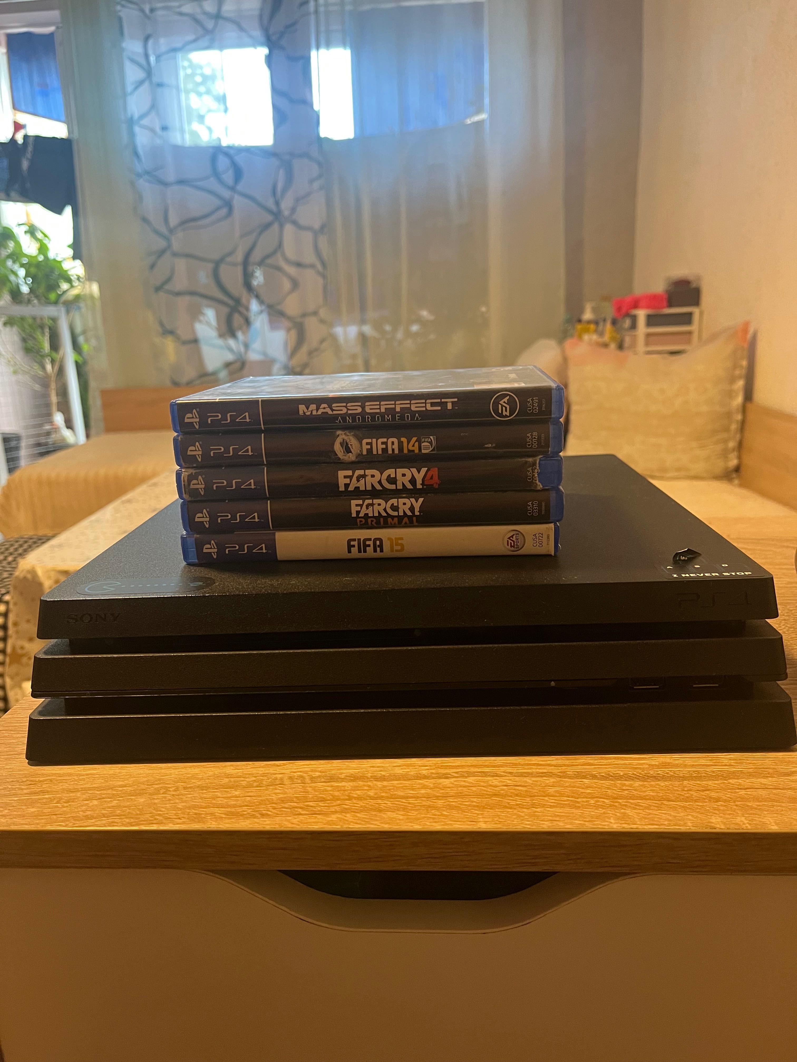 Sony PS4 с джойстик и игри