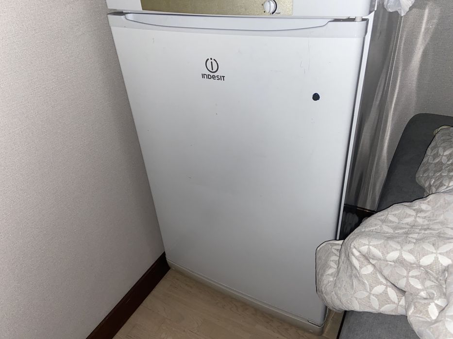 Морозильник indesit.