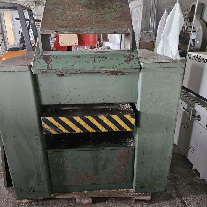 Щрайхмус 610 мм.4 бр.ножове главен мотор 7,5 kw.