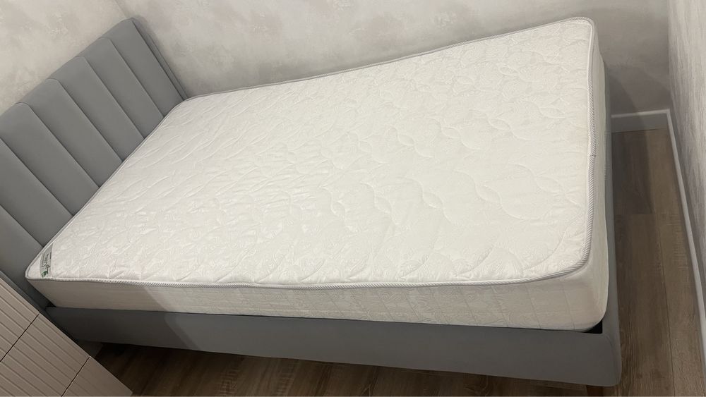 Кровать размером 140х200м с матрасом
