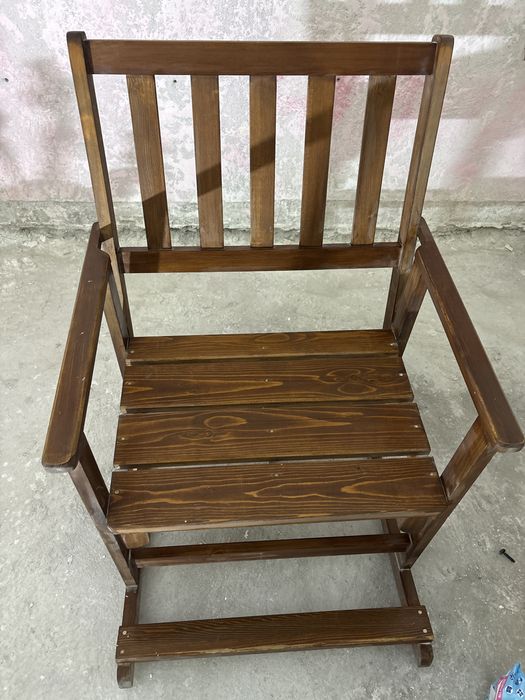 Дървен люлеещ се стол