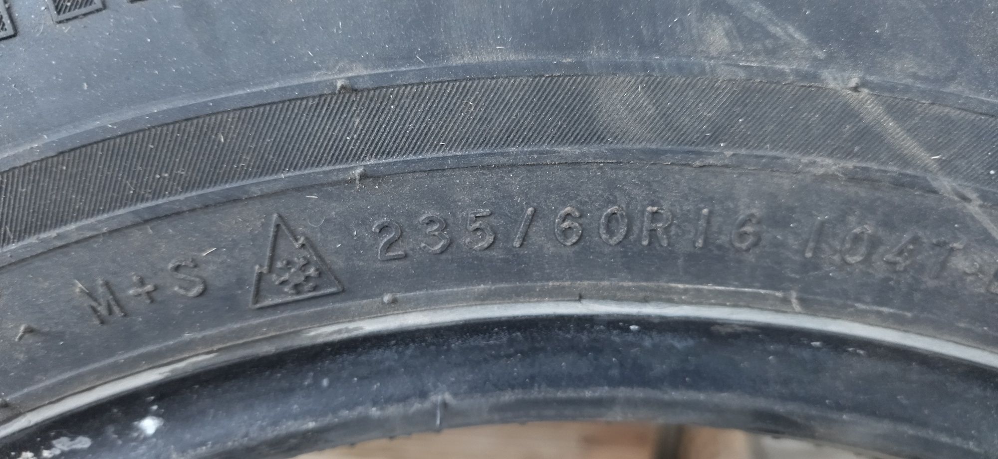 Продам зимние шины 235/60 R16