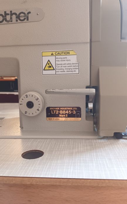 Masina de cusut BROTHER cu 2 ace escamotabila, pentru subtire si gros
