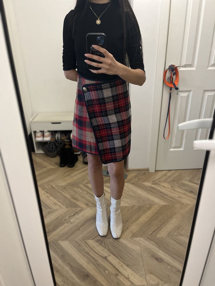 Нова, стилна пола с вълна Tommy Hilfiger с етикет