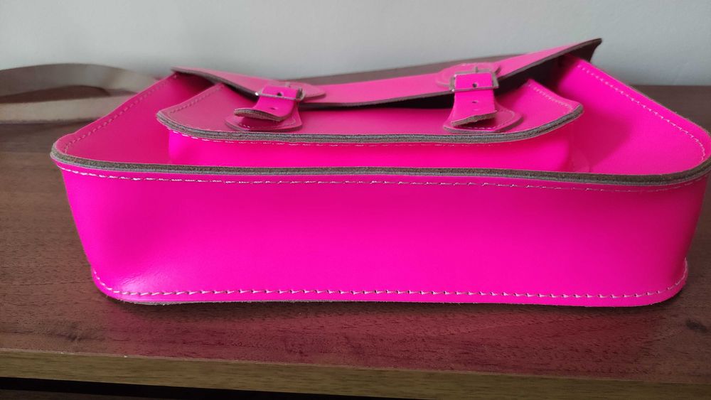 Маркова английска чанта от естествена кожа в неоново розово нова