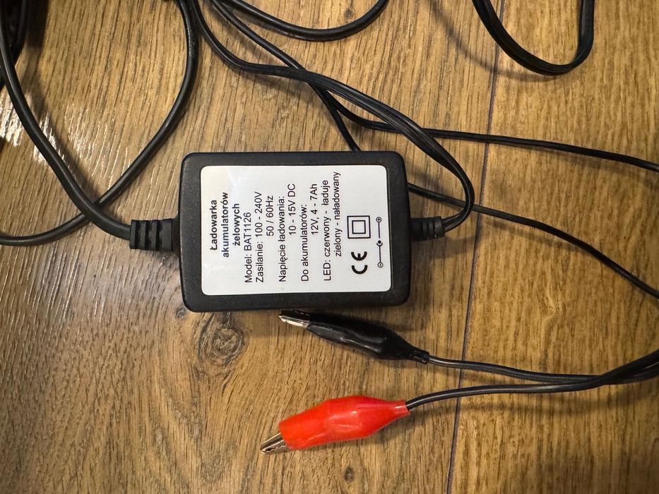 2 acumulatori și un încărcător