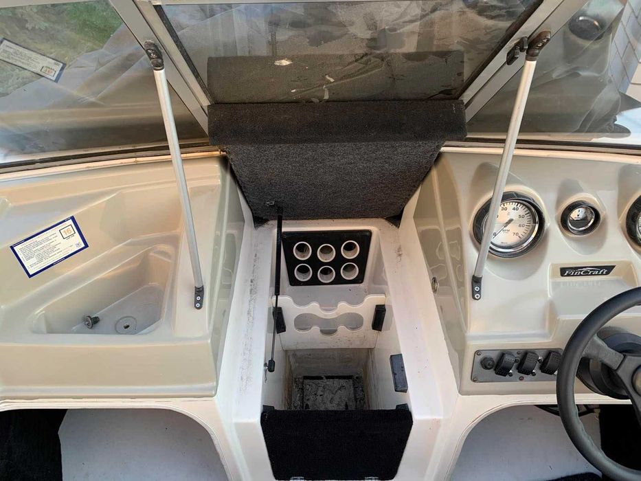 Barcă LARSON FINCRAFT 1850 DC cu motor Mercury de 115 CP